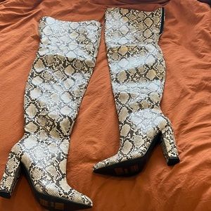Over the knee, WIDE LEG, snake skin HOT AS F❤️CK faux SNAKE SKIN BOOTS size 8